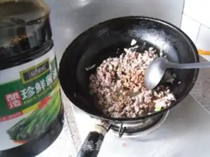 Make The meat crumbs for noodles step 5