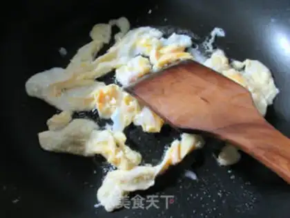 Make Squeeze a duck egg, twig rice step 2