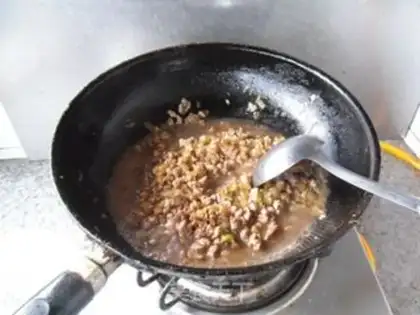 Make The meat crumbs for noodles step 7