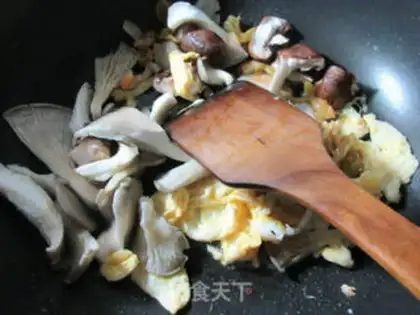 Make Squeeze a duck egg, twig rice step 3
