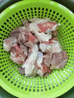 Make Sea-belt melon bone soup step 1