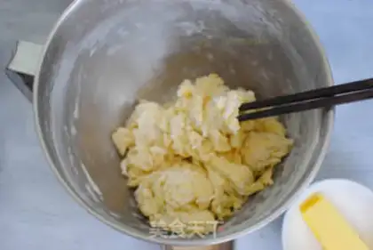 Make Black pepper onion cheese bread step 1