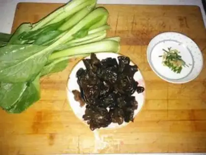 Make Clear the wood ear oil step 0