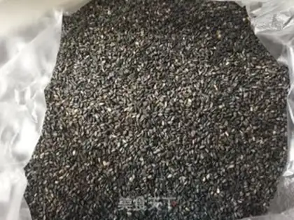 Make Homemade black sesame sauce step 0