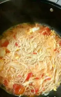 Make Tomato egg hot noodles step 7