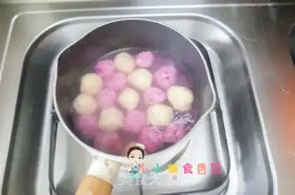 Make Two-coloured potato meatball soup step 7