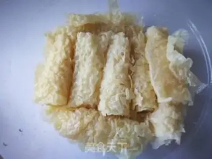 Make Lettuce with gold rolls step 1