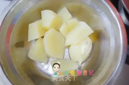 Make Two-coloured potato meatball soup step 1