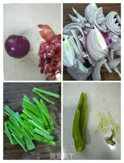 Make Onion pepper fried eggs step 1