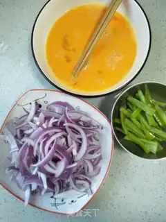 Make Onion pepper fried eggs step 3