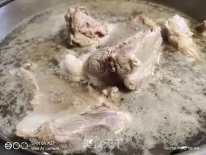 Make Big bone radish tofu soup step 1