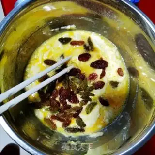 Make A greasy egg raisins step 4