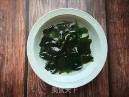 Make Seaweed sprouts and eggplant soup step 0