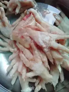 Make Worm and grasscook chicken feet step 0