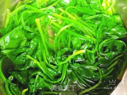 Make Ginger spinach step 1