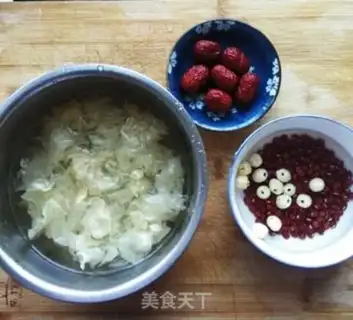 Make Silver ear red bean soup step 0