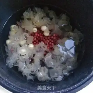 Make Silver ear red bean soup step 1