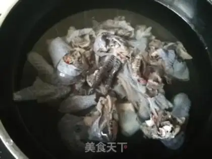 Make A rooster stewed with vermin step 1