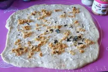 Make Garlic sauce and fragrance step 4