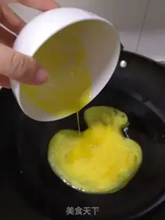 Make Tomato fried eggs step 1