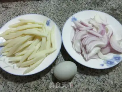Make Duck egg onion fried noodles step 0