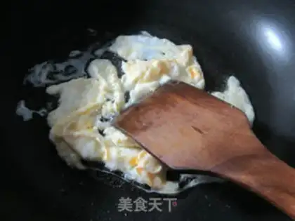 Make Duck egg onion fried noodles step 2