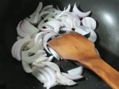 Make Duck egg onion fried noodles step 3