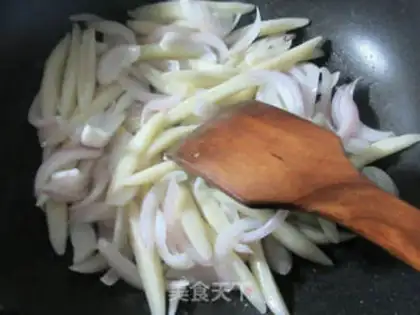 Make Duck egg onion fried noodles step 4