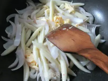 Make Duck egg onion fried noodles step 5