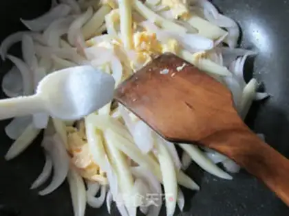 Make Duck egg onion fried noodles step 6