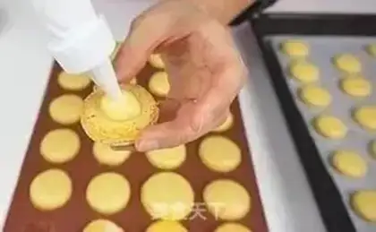 Make Lemon raspberry macaron step 4