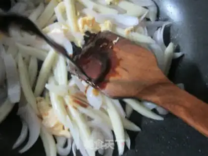 Make Duck egg onion fried noodles step 7