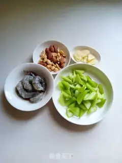 Make Shrimp celery makes nuts step 2
