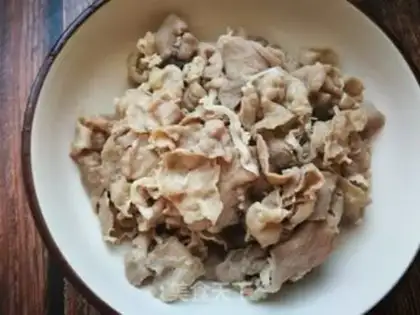 Make Boiled beef rolls with chrysanthemum mushrooms step 5