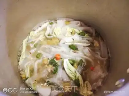 Make Sour spicy water to boil river powder step 4