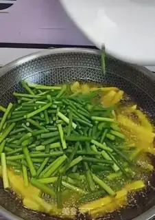 Make Garlic potatoes and ham step 2