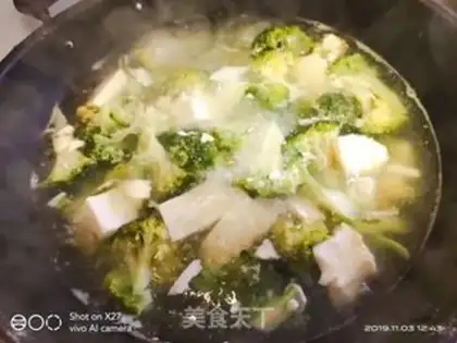Make Krabs, blue flowers, tofu soup step 4