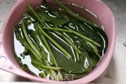 Make Eggs and spinach spicy noodles step 1