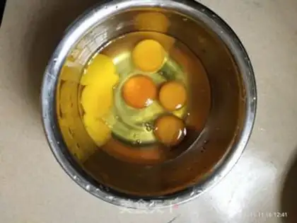 Make Shrimp and egg dumplings step 2