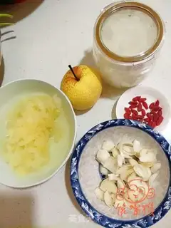 Make Ice sugar, silver ear, pear step 0