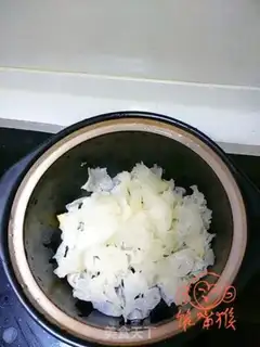 Make Ice sugar, silver ear, pear step 1