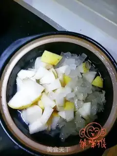 Make Ice sugar, silver ear, pear step 2