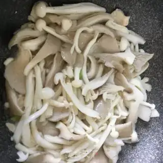 Make Beef fungus tofu soup step 2