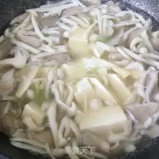 Make Beef fungus tofu soup step 3