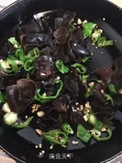 Make Pyramid black ear fried eggs step 4