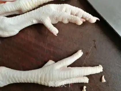 Make lentils, bean, chicken feet soup step 1