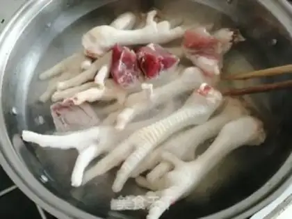Make lentils, bean, chicken feet soup step 2