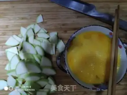 Make Scrambled eggs step 1