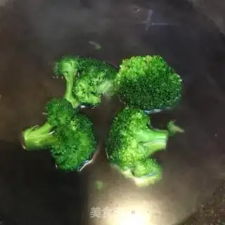 Make A broccoli eggcake step 1