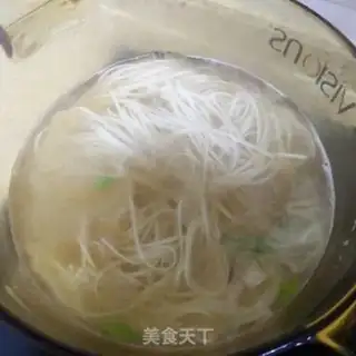 Make Shrimp spinach noodles step 2
